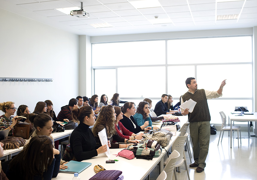 Profesor dando clase